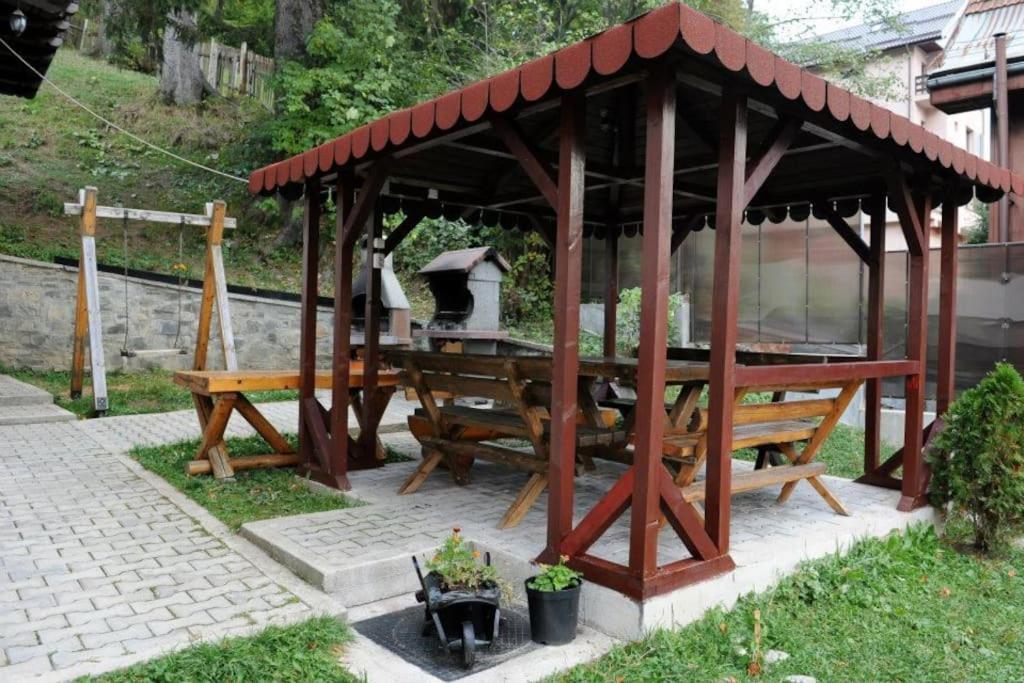 Vila Bradet Buşteni Exteriör bild